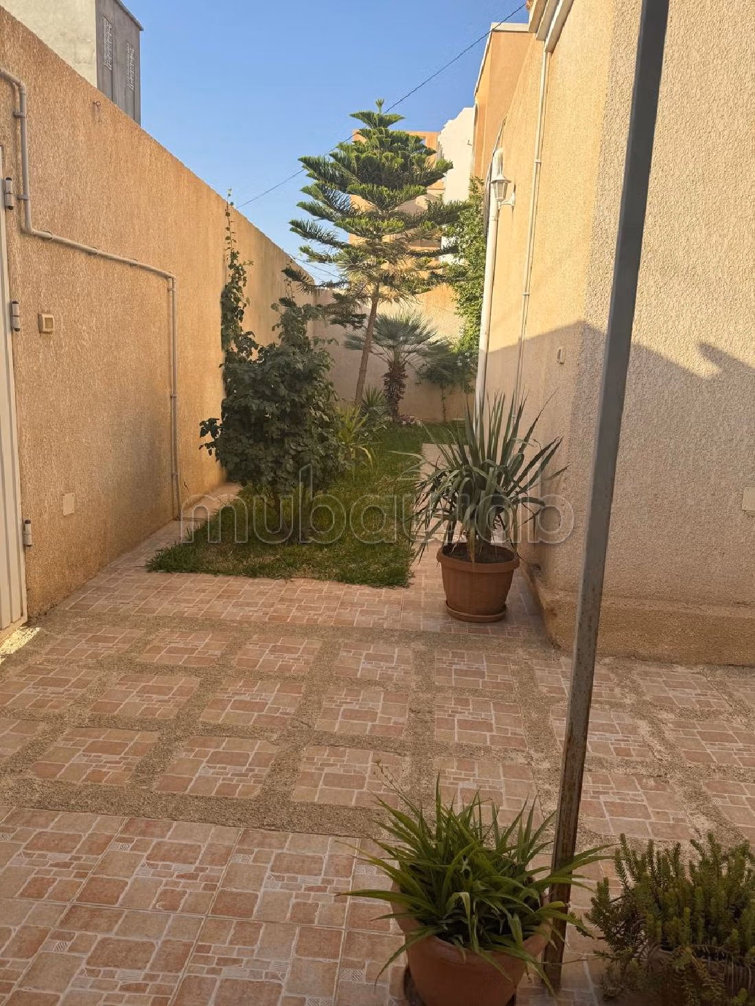 فيلا رائعة للبيع. المساحة 324 م². مساحة خضراء. 