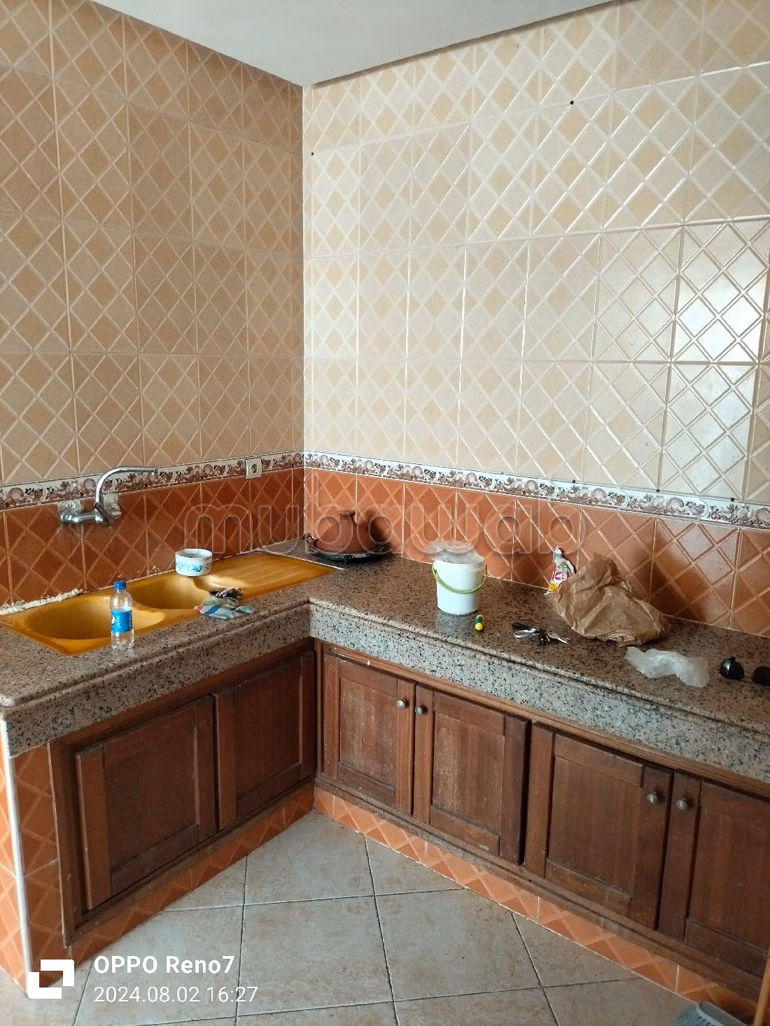 Appartement en vente à Bir Rami Est. Surface de 73 m². Résidence avec concierge