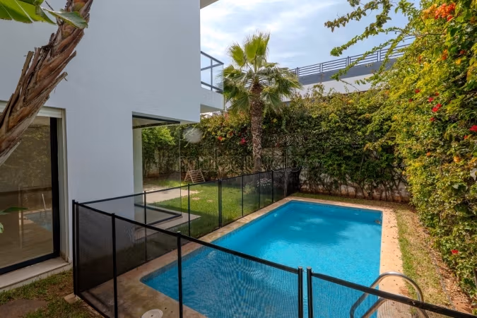 Villa de alto standing en alquiler. 3 habitaciones grandes. Hermosa terraza y jardín. 