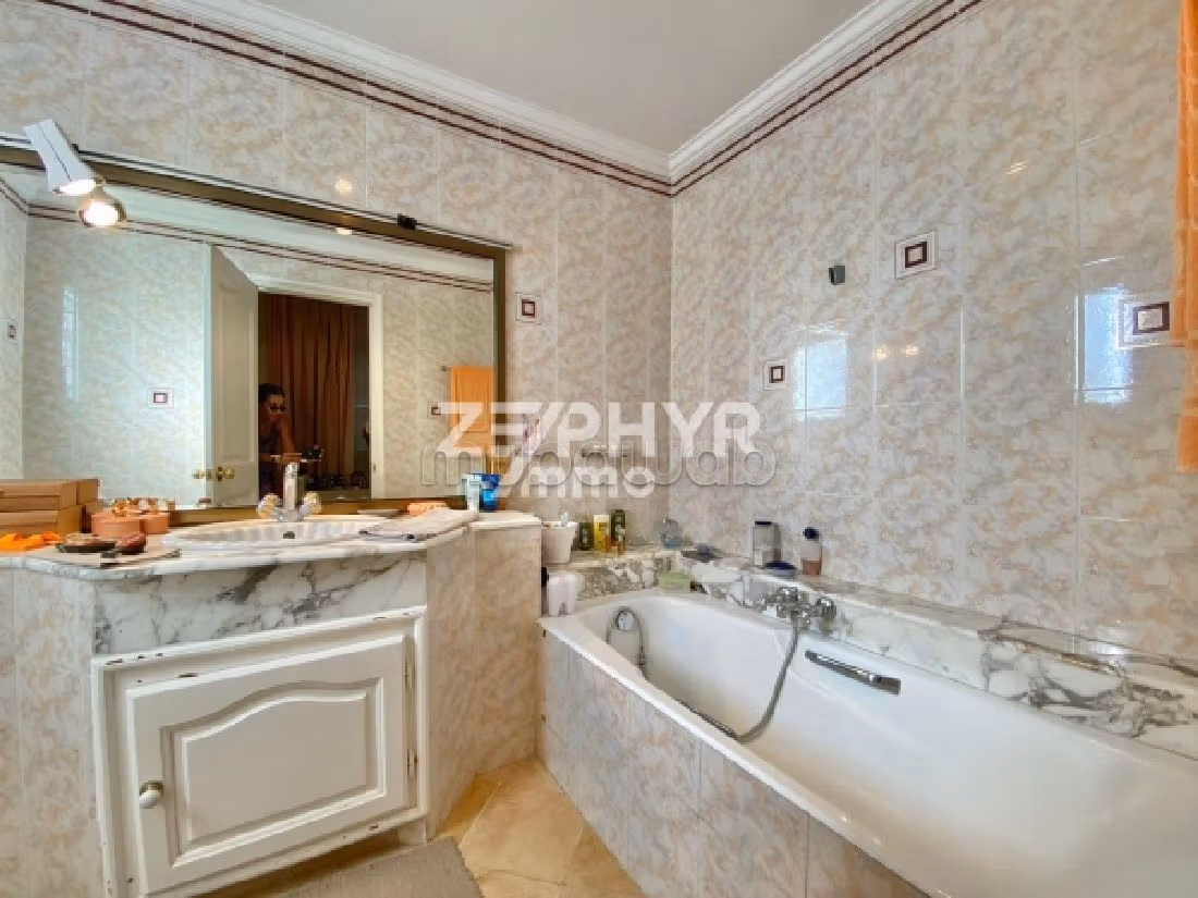 A vendre une Villa avec piscine à la Marsa