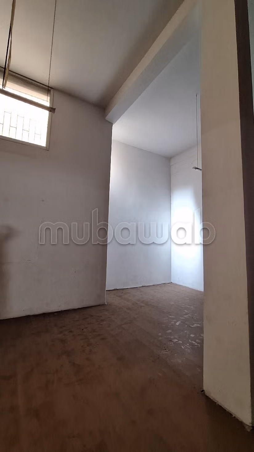 Offices & shops to rent in Les Hôpitaux. Total area 1100 m². 