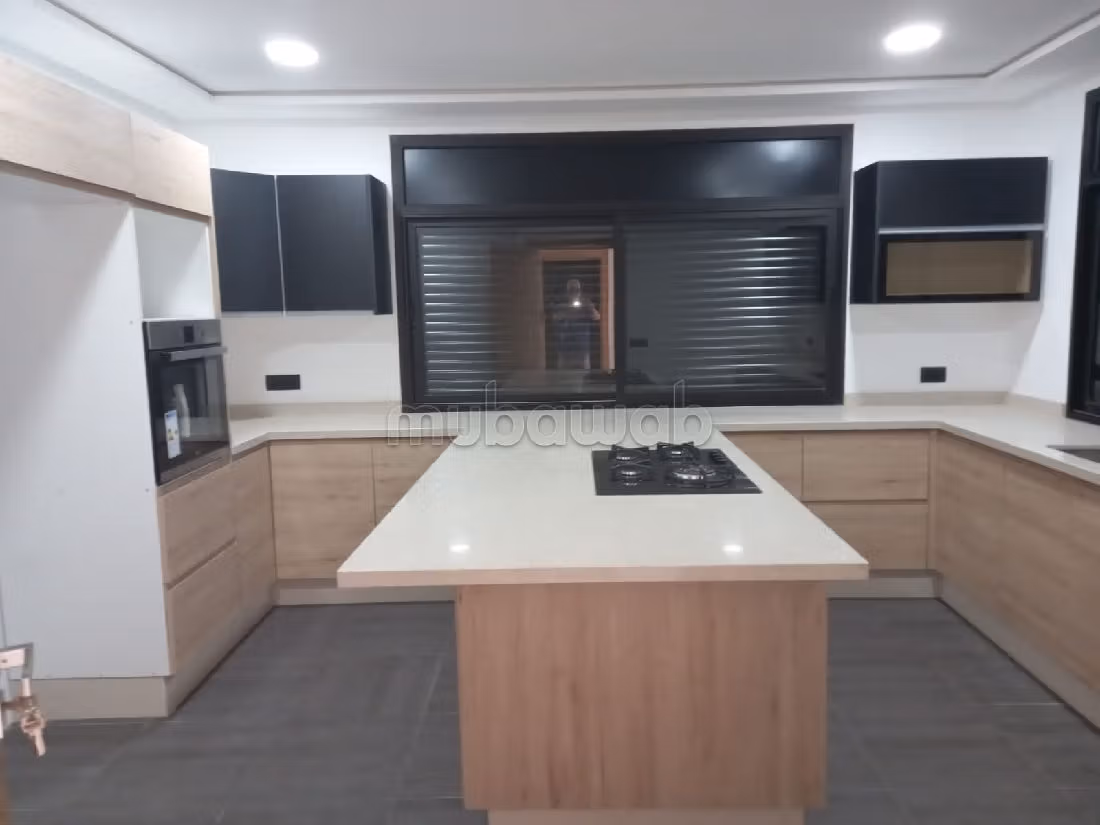 Nu kopen: villa's en luxe woningen in Bir Rami Est. 4 Kamers. Garage en mooi terras. 