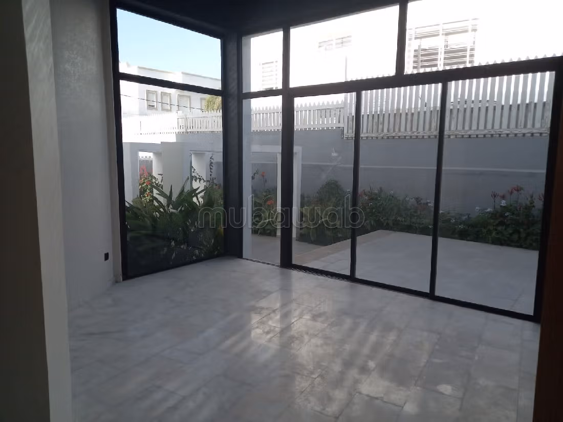 Nu kopen: villa's en luxe woningen in Bir Rami Est. 4 Kamers. Garage en mooi terras. 