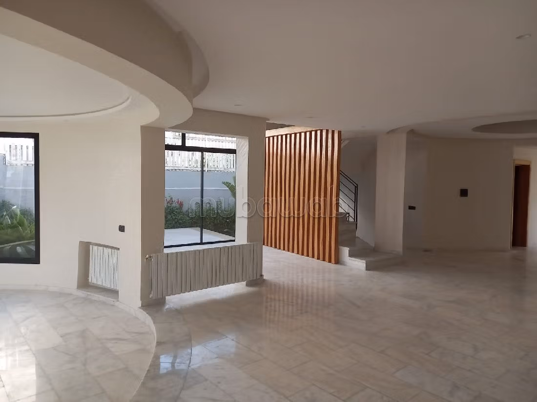 Nu kopen: villa's en luxe woningen in Bir Rami Est. 4 Kamers. Garage en mooi terras. 