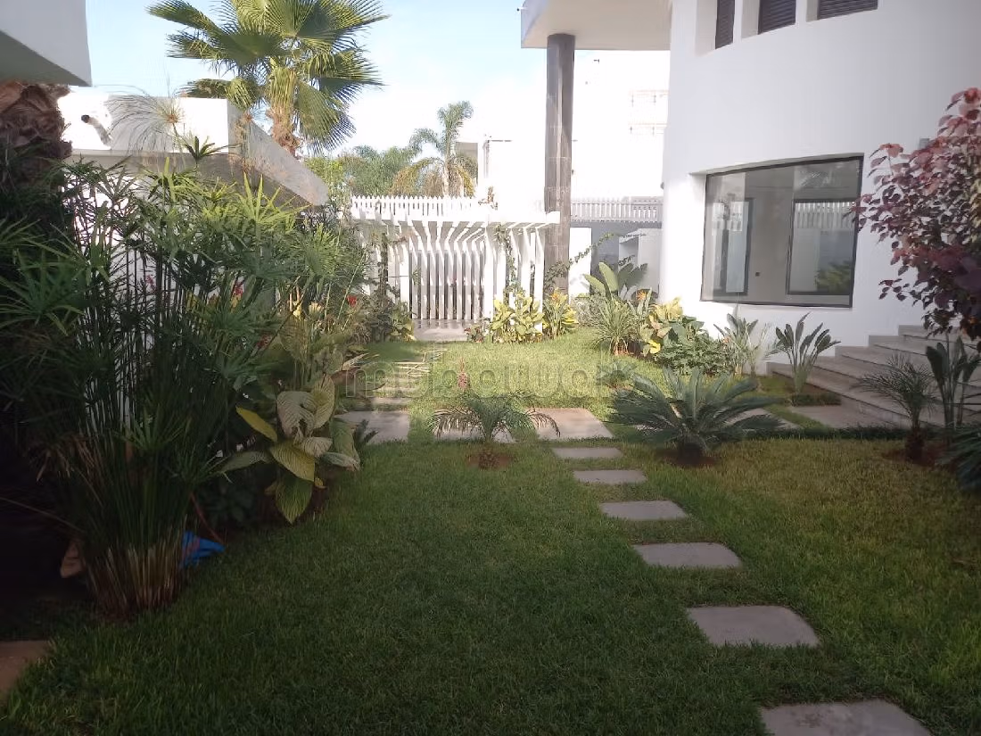 Nu kopen: villa's en luxe woningen in Bir Rami Est. 4 Kamers. Garage en mooi terras. 