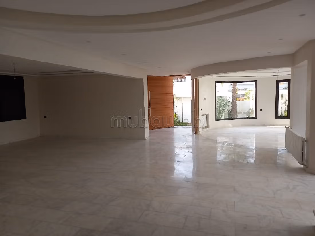 Nu kopen: villa's en luxe woningen in Bir Rami Est. 4 Kamers. Garage en mooi terras. 