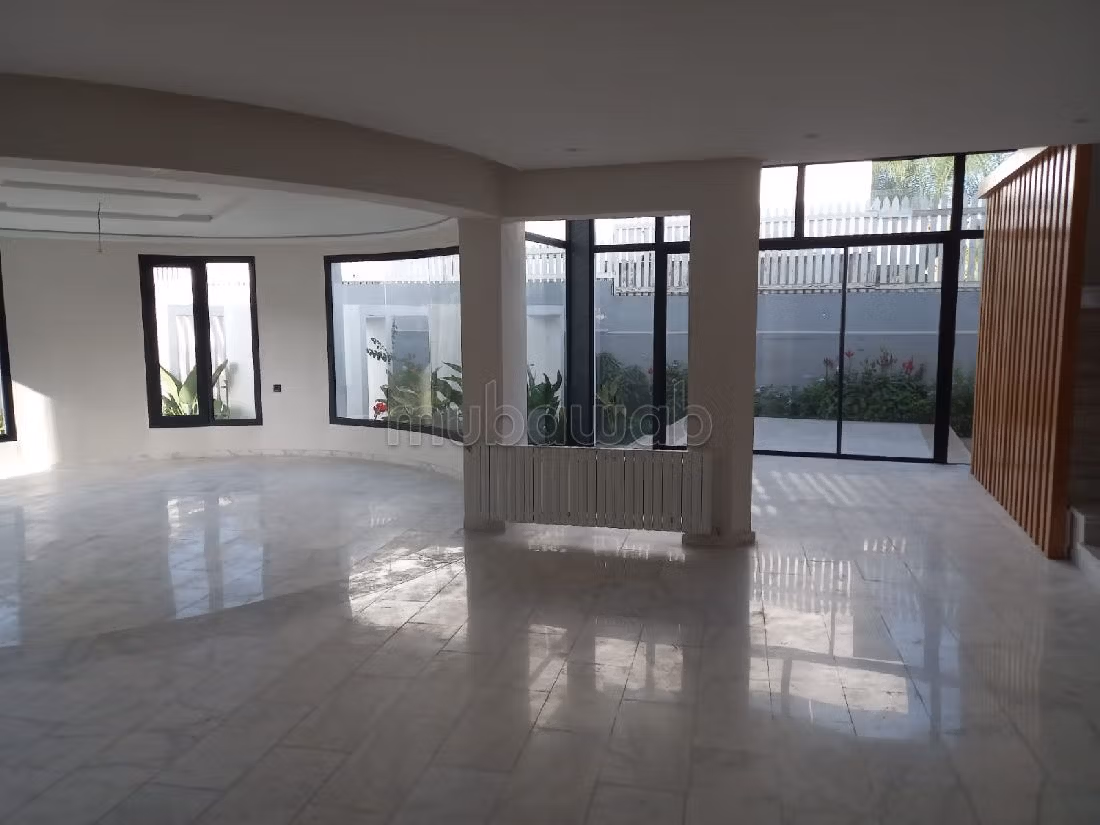 Nu kopen: villa's en luxe woningen in Bir Rami Est. 4 Kamers. Garage en mooi terras. 
