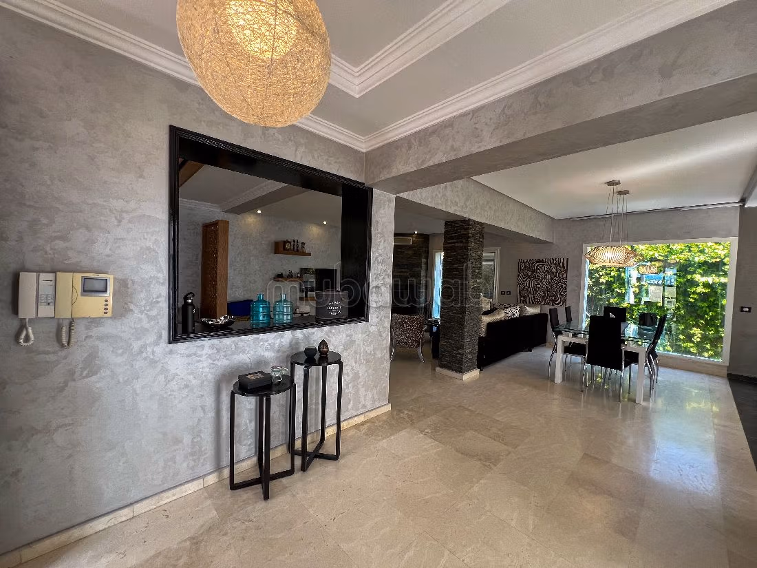 Beautiful villa for rent in Monica. Surface area 500 m². Well decorated. 