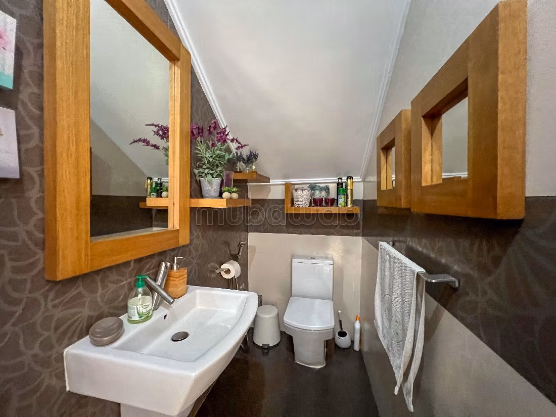 Beautiful villa for rent in Monica. Surface area 500 m². Well decorated. 