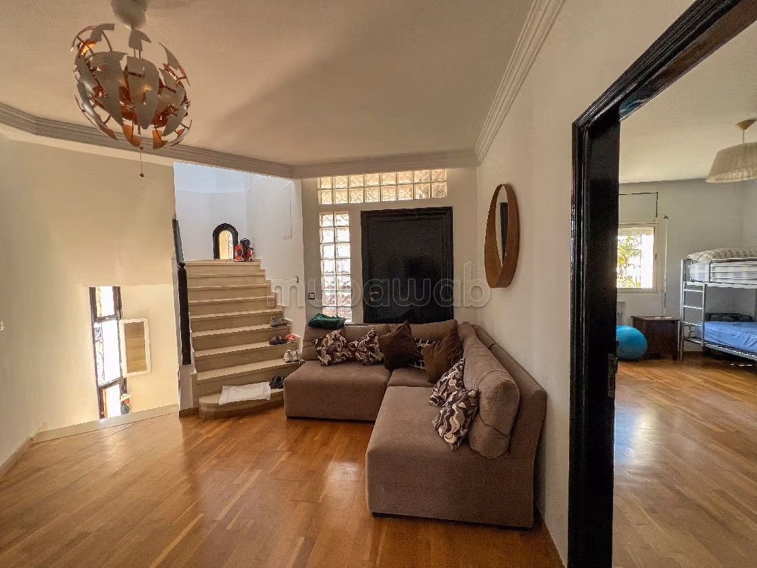 Beautiful villa for rent in Monica. Surface area 500 m². Well decorated. 