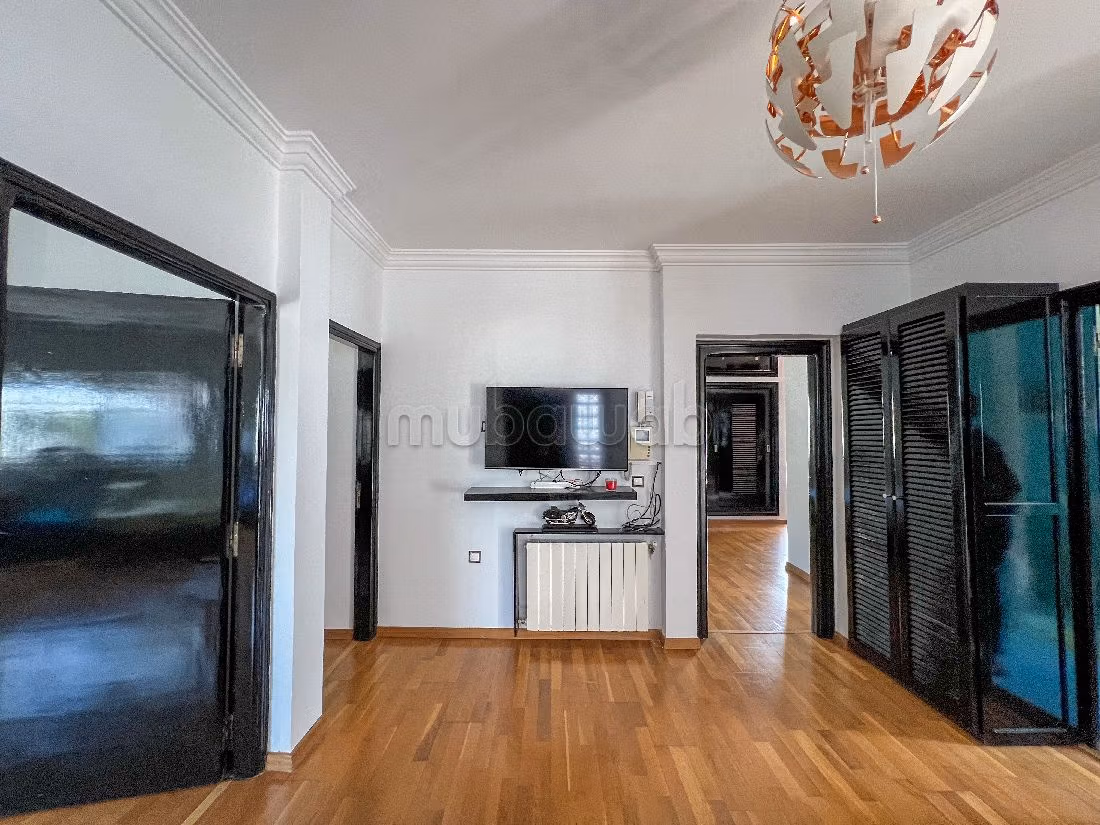 Beautiful villa for rent in Monica. Surface area 500 m². Well decorated. 