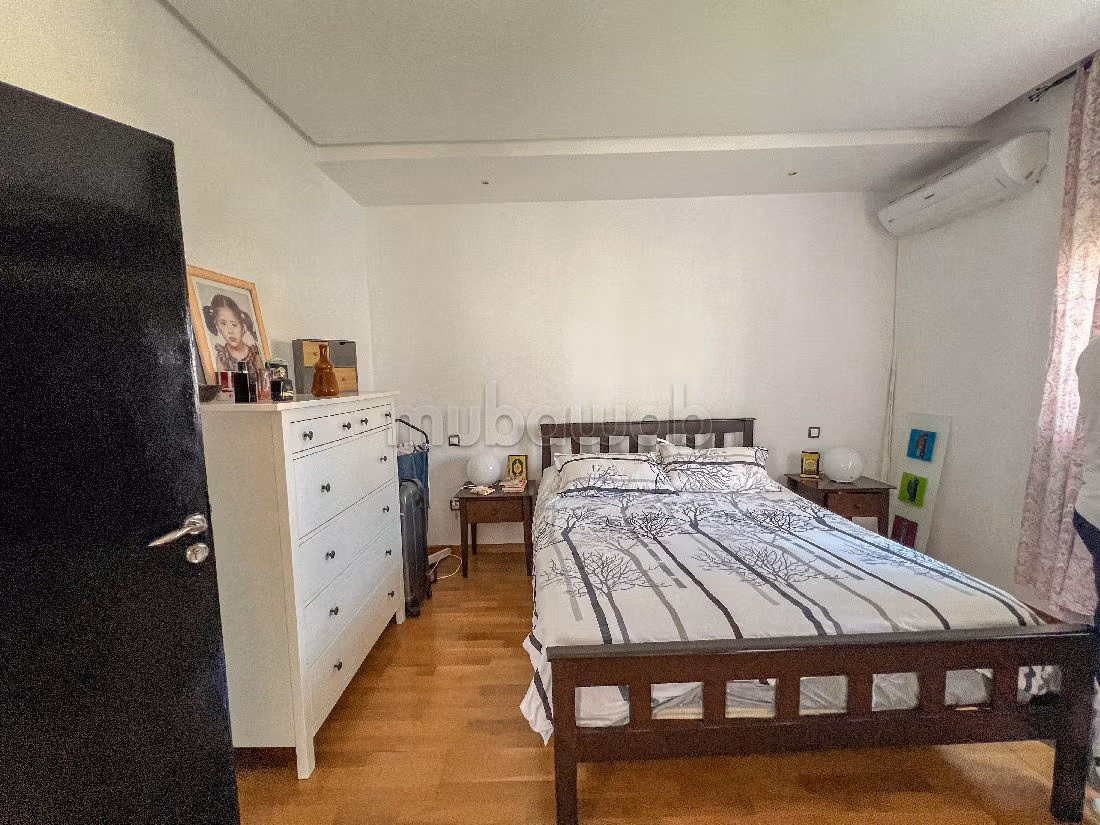 Beautiful villa for rent in Monica. Surface area 500 m². Well decorated. 