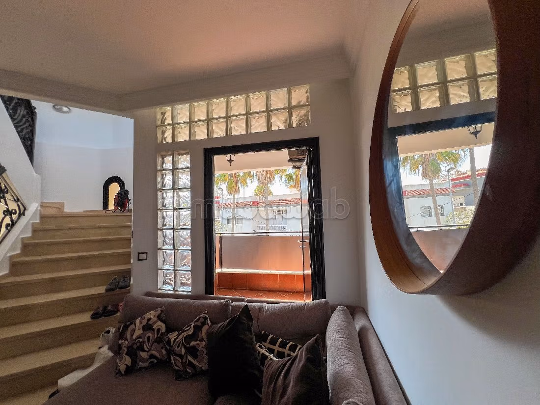 Beautiful villa for rent in Monica. Surface area 500 m². Well decorated. 