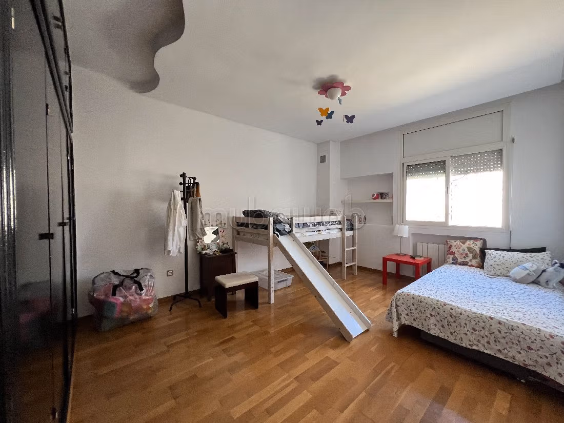 Beautiful villa for rent in Monica. Surface area 500 m². Well decorated. 