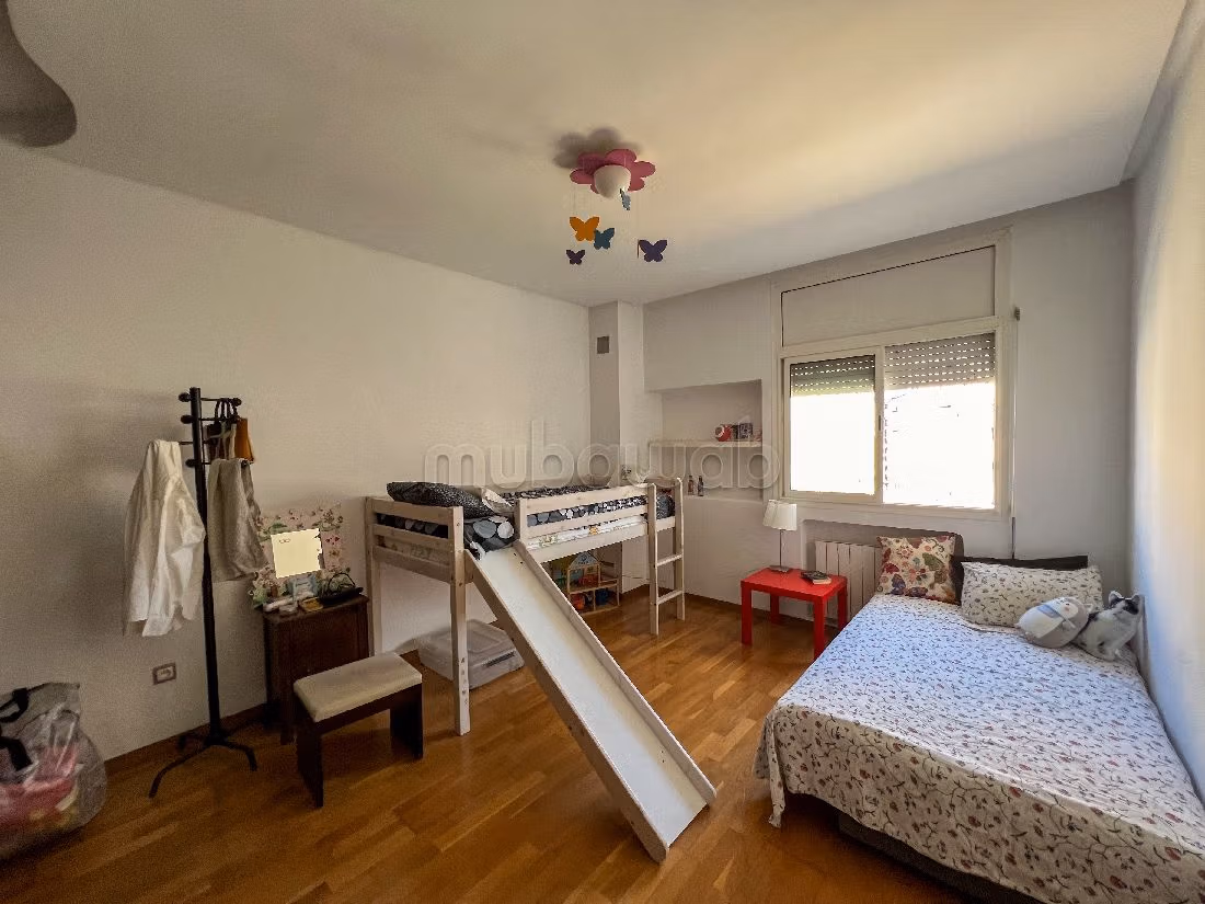 Beautiful villa for rent in Monica. Surface area 500 m². Well decorated. 