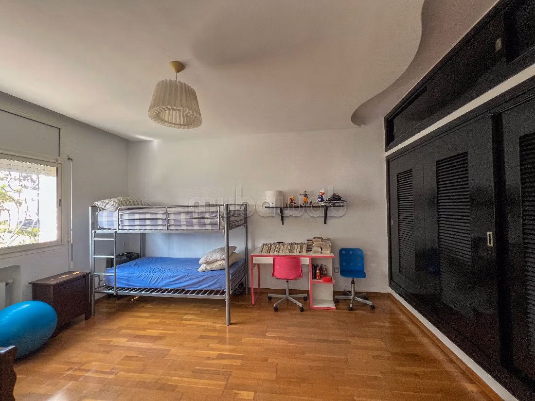 Beautiful villa for rent in Monica. Surface area 500 m². Well decorated. 