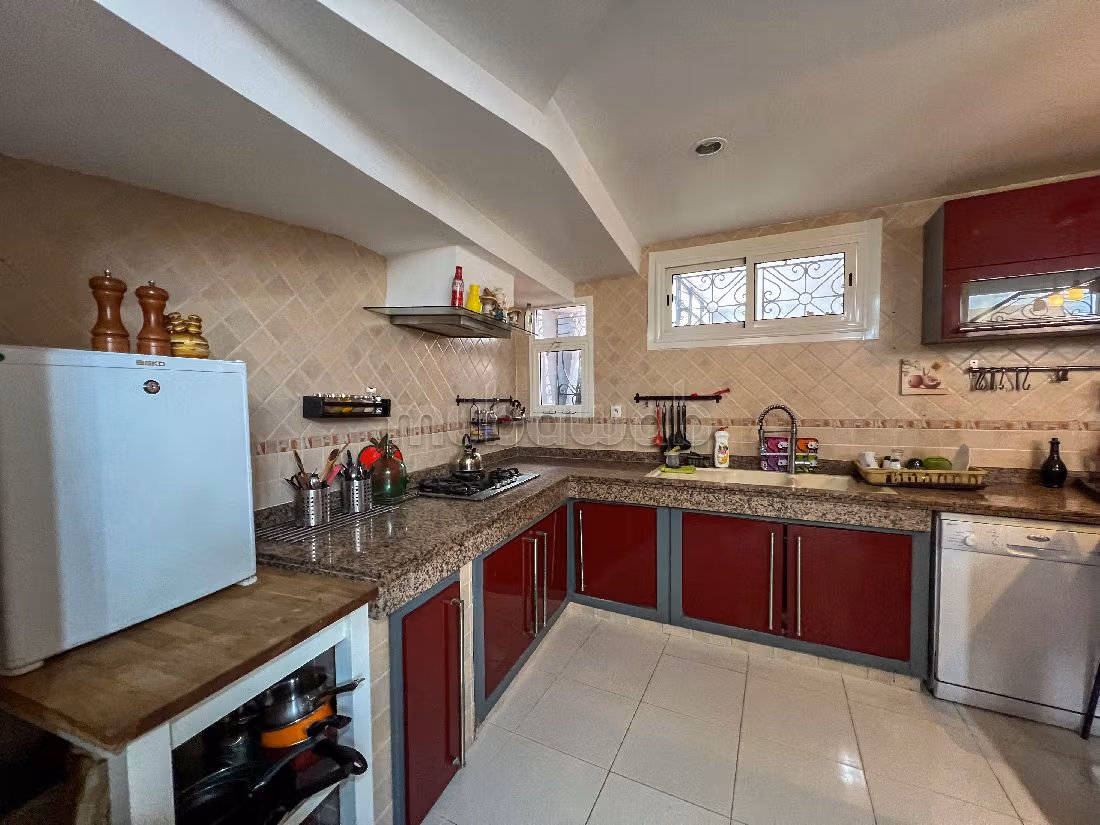 Beautiful villa for rent in Monica. Surface area 500 m². Well decorated. 