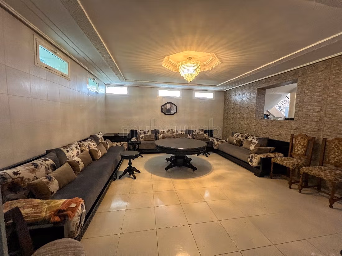 Beautiful villa for rent in Monica. Surface area 500 m². Well decorated. 