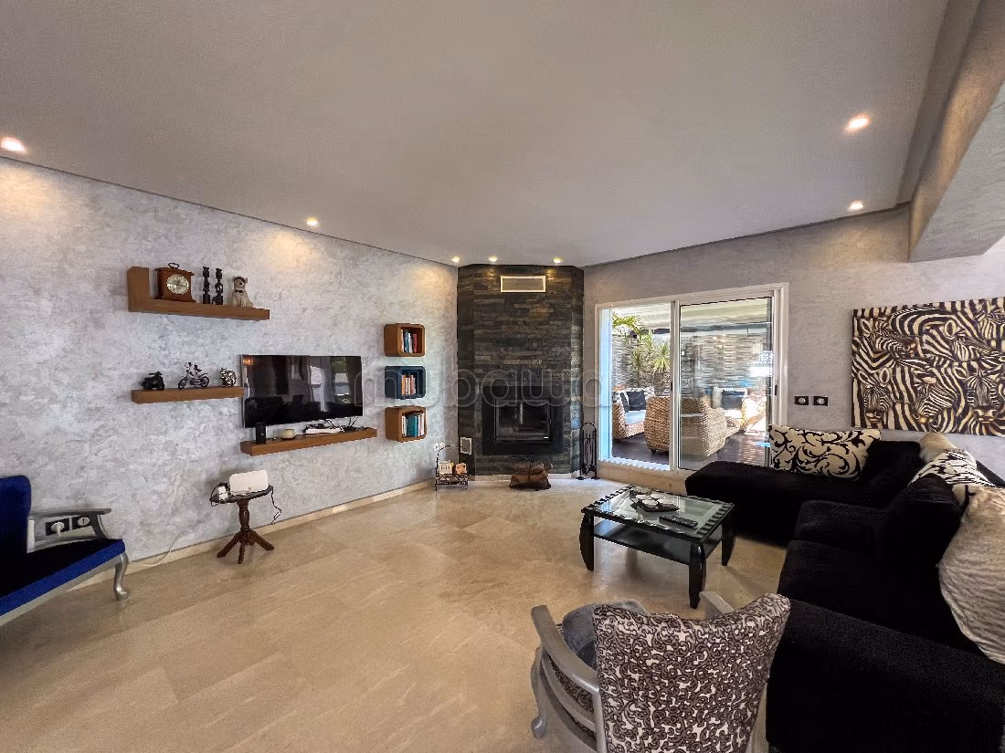 Beautiful villa for rent in Monica. Surface area 500 m². Well decorated. 
