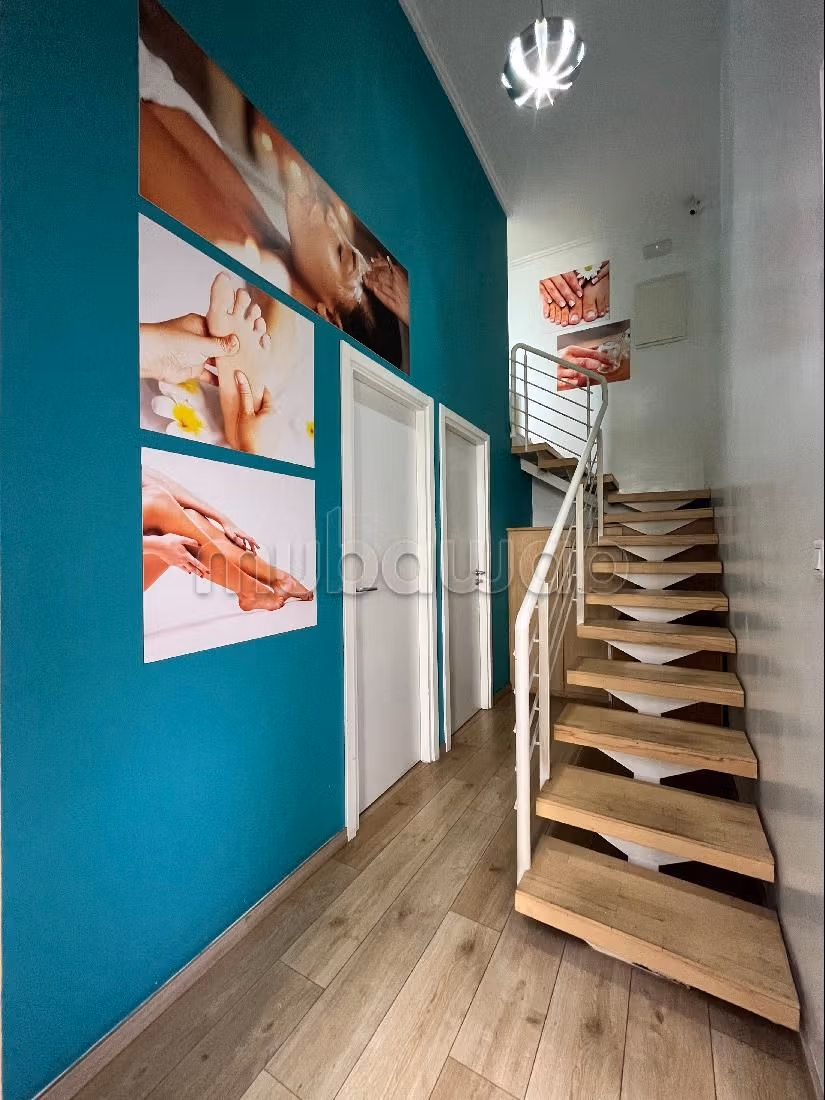 مكاتب ومحلات للبيع بحي كاليفورنيا. المساحة الكلية 100 م². التدفئة. 