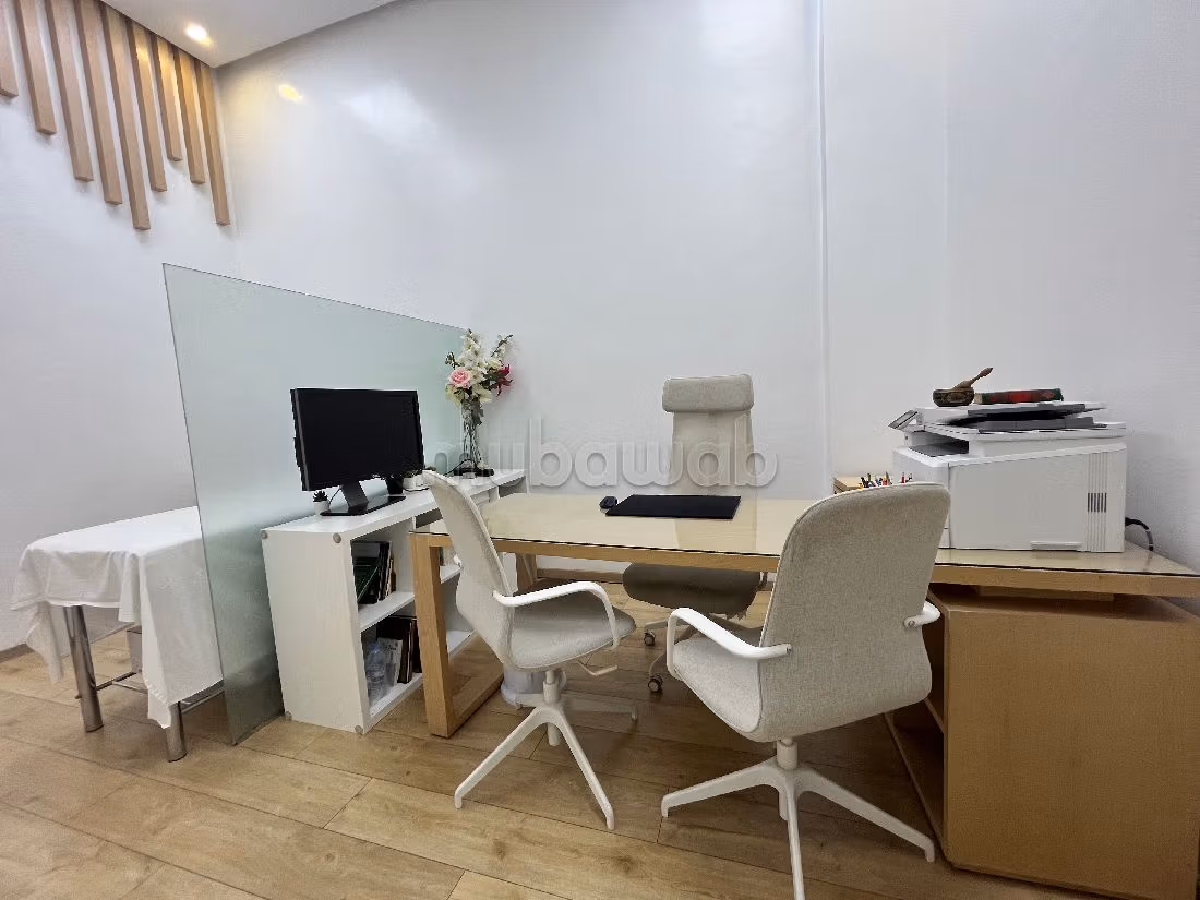 مكاتب ومحلات للبيع بحي كاليفورنيا. المساحة الكلية 100 م². التدفئة. 