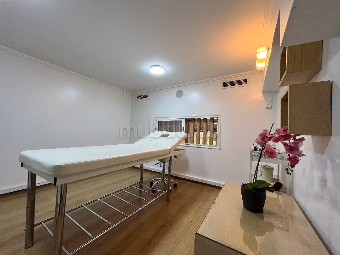 مكاتب ومحلات للبيع بحي كاليفورنيا. المساحة الكلية 100 م². التدفئة. 