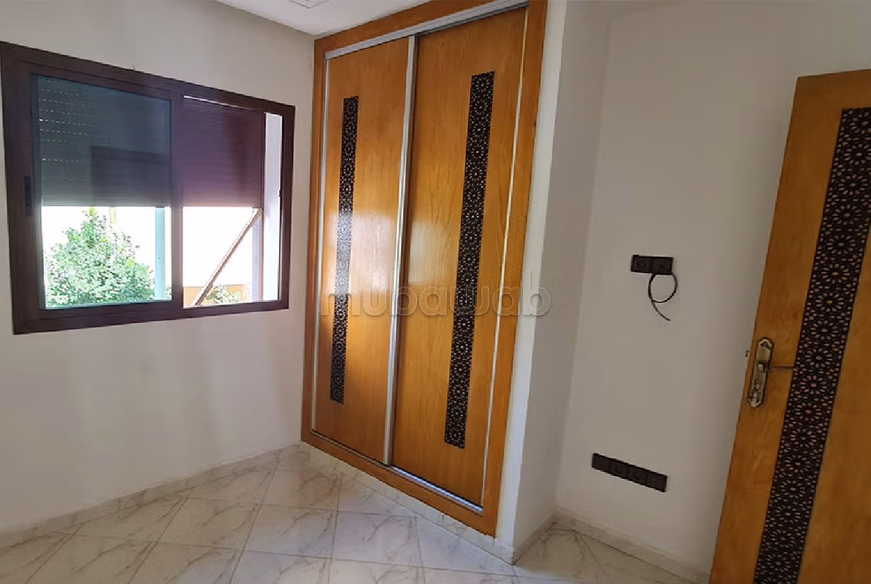 Sell apartment in Mimosas. 4 large rooms. Caretaker and air conditioning