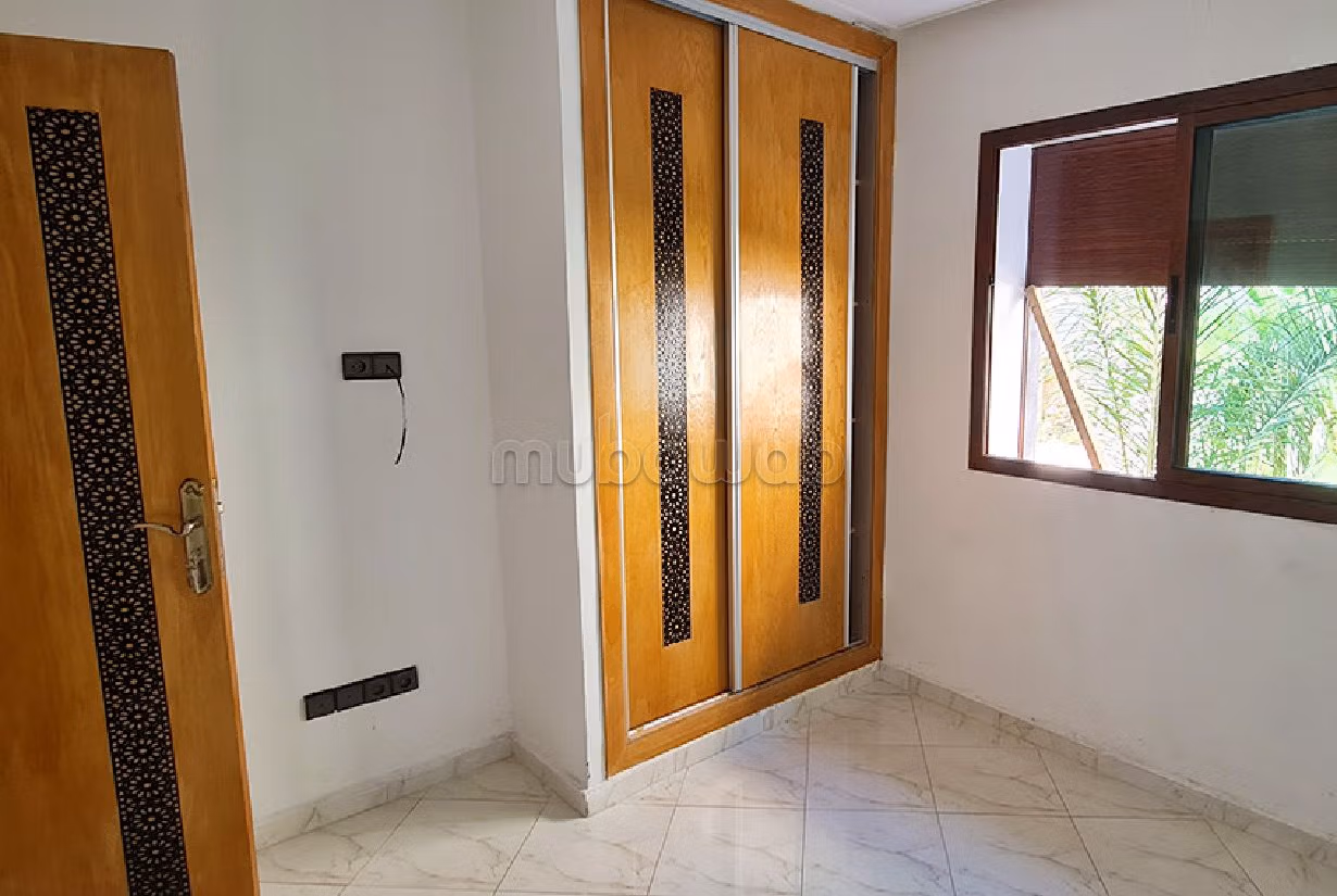 Sell apartment in Mimosas. 4 large rooms. Caretaker and air conditioning