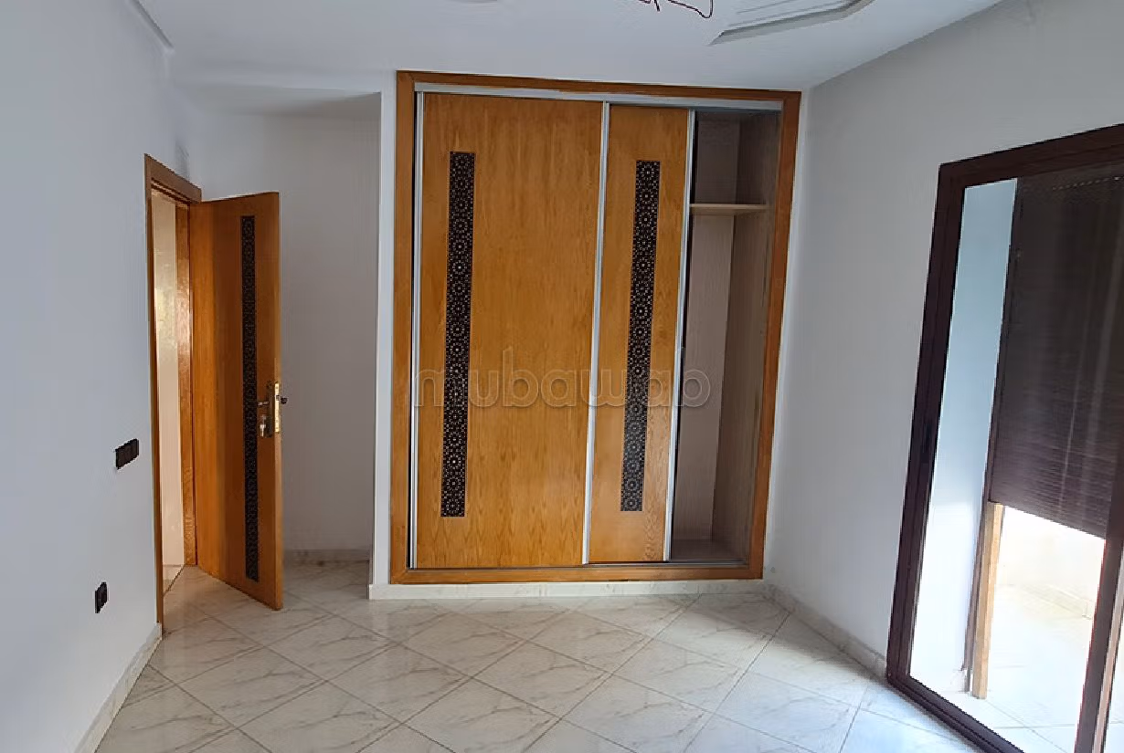 Sell apartment in Mimosas. 4 large rooms. Caretaker and air conditioning