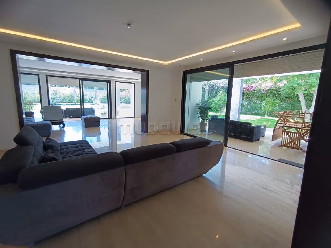 Luxury home for sale in Quartier Des Ambassades. 6 lovely rooms. Air conditioning and swimming pool. 