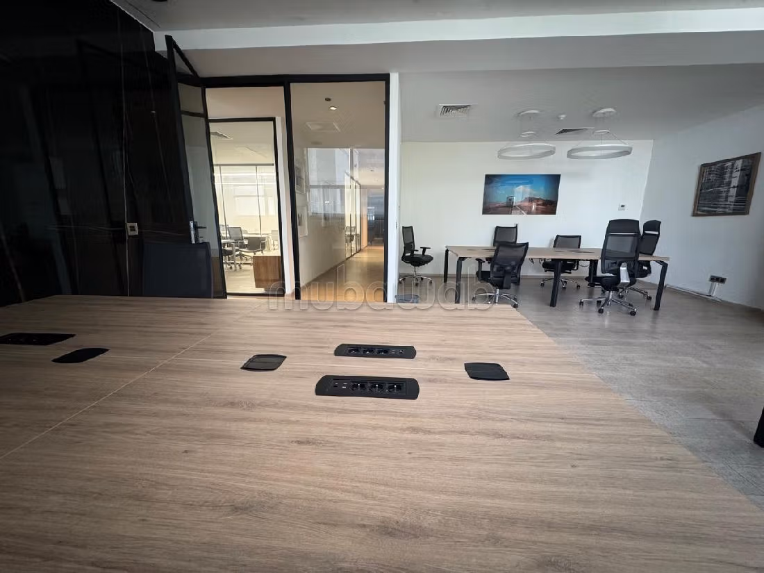 Offices for rent in Les Hôpitaux. Total area 320 m². Double glazed windows and central heating. 