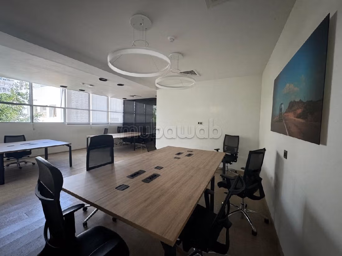 Offices for rent in Les Hôpitaux. Total area 320 m². Double glazed windows and central heating. 