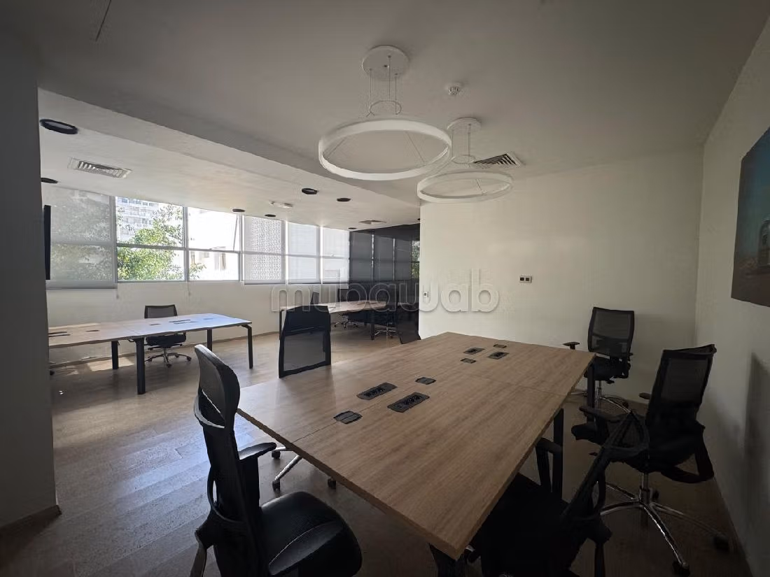 Offices for rent in Les Hôpitaux. Total area 320 m². Double glazed windows and central heating. 