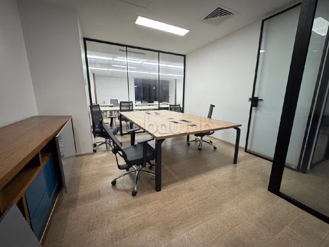 Offices for rent in Les Hôpitaux. Total area 320 m². Double glazed windows and central heating. 