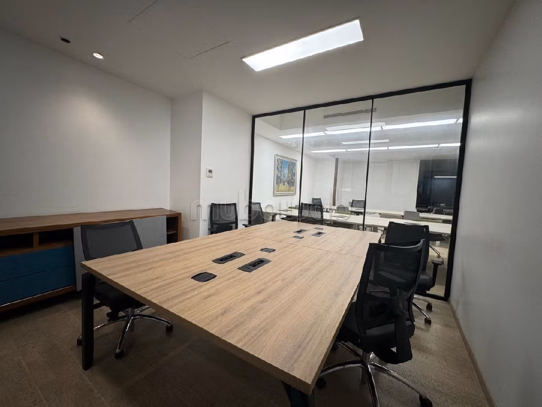 Offices for rent in Les Hôpitaux. Total area 320 m². Double glazed windows and central heating. 