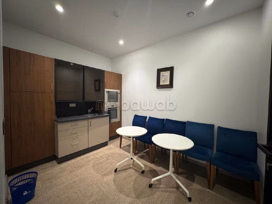 Offices for rent in Les Hôpitaux. Total area 320 m². Double glazed windows and central heating. 