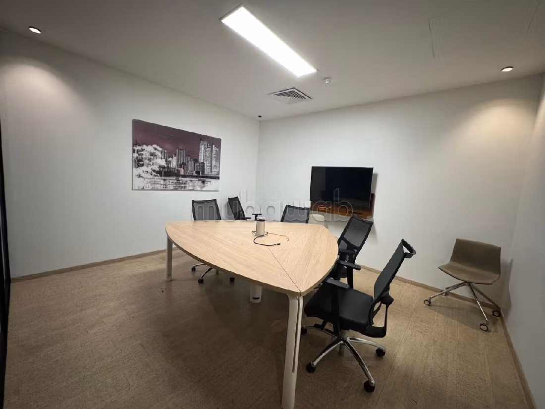 Offices for rent in Les Hôpitaux. Total area 320 m². Double glazed windows and central heating. 