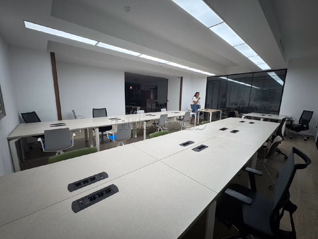 Offices for rent in Les Hôpitaux. Total area 320 m². Double glazed windows and central heating. 