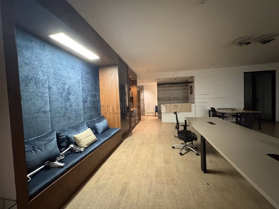 Offices for rent in Les Hôpitaux. Total area 320 m². Double glazed windows and central heating. 