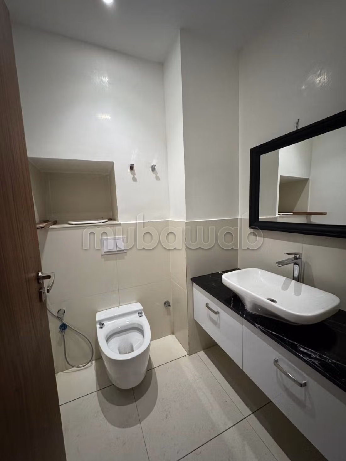 Offices for rent in Les Hôpitaux. Total area 320 m². Double glazed windows and central heating. 