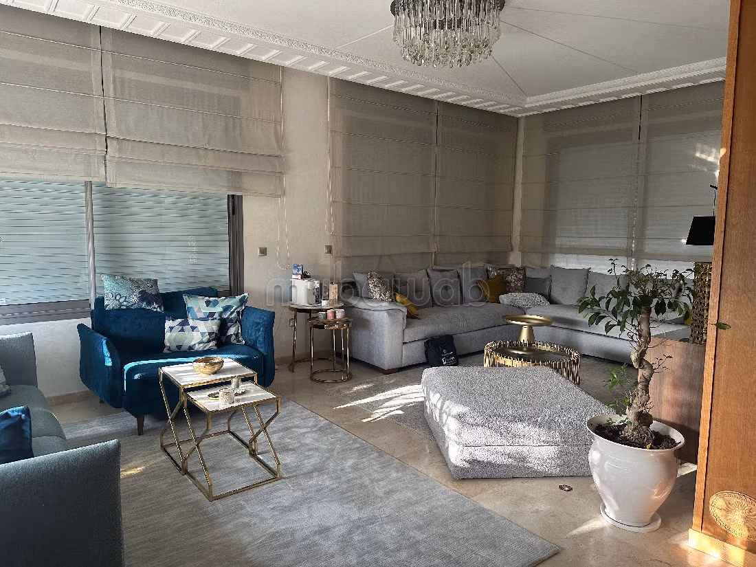 High quality house for sale in Sania. Surface area 322 m². Swimming pool and fireplace. 