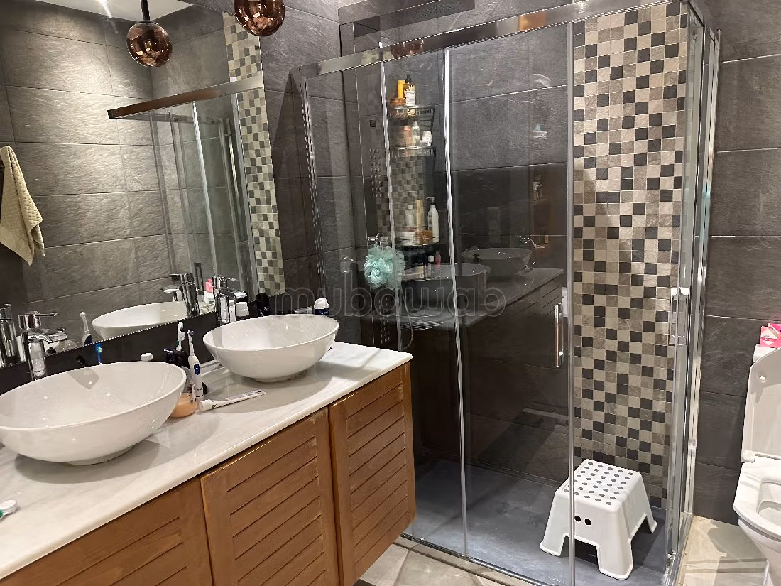 High quality house for sale in Sania. Surface area 322 m². Swimming pool and fireplace. 