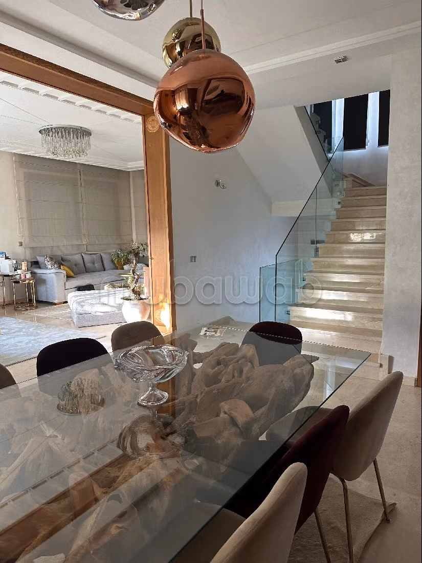 High quality house for sale in Sania. Surface area 322 m². Swimming pool and fireplace. 