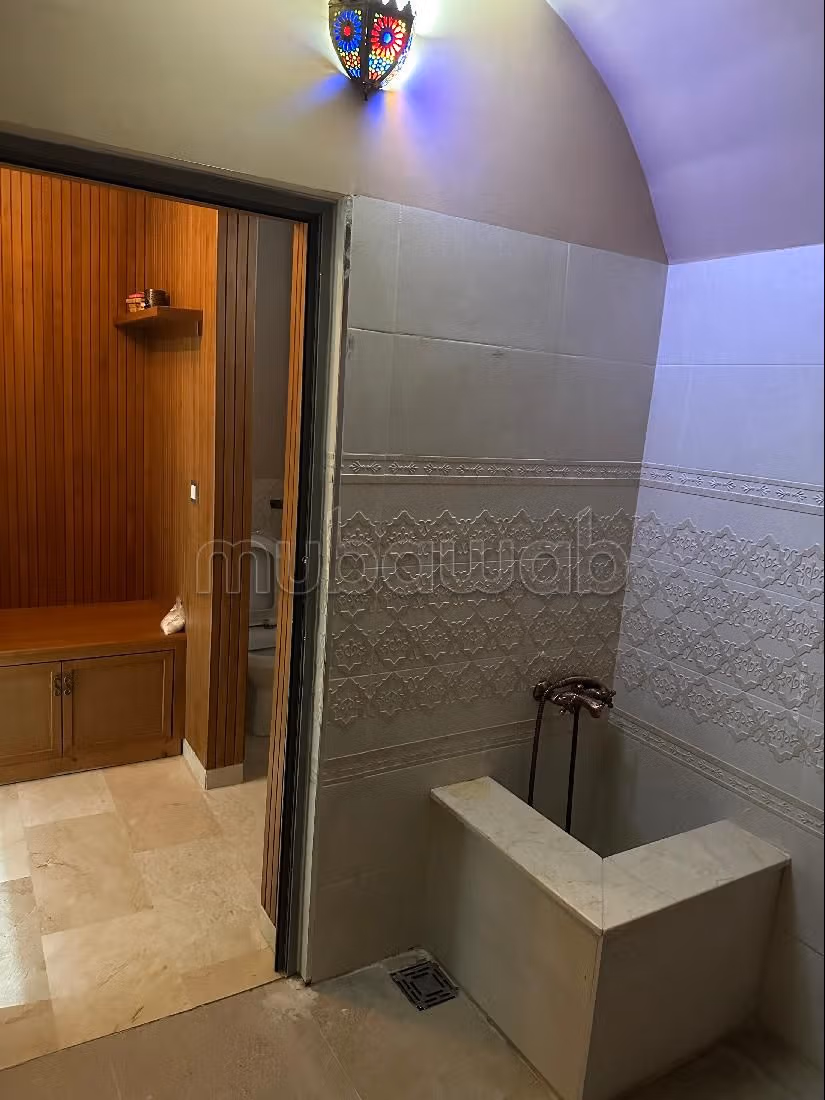 High quality house for sale in Sania. Surface area 322 m². Swimming pool and fireplace. 