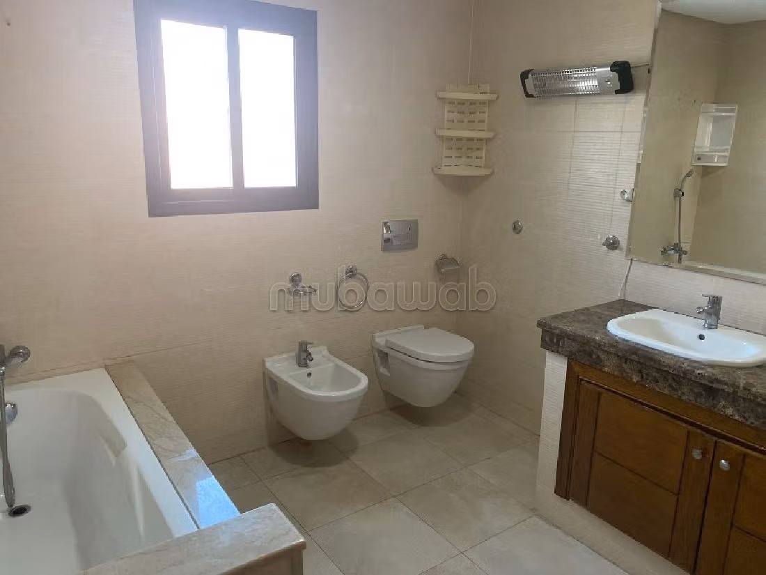 فيلا جميلة للكراء ب بولو. 6 قطع كبيرة. موقف للسيارات وحديقة