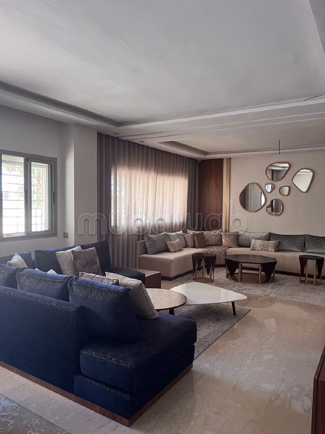 Huurappartementen beschikbaar in Victoria. 3 Ruimtes. Gemeubileerd. 