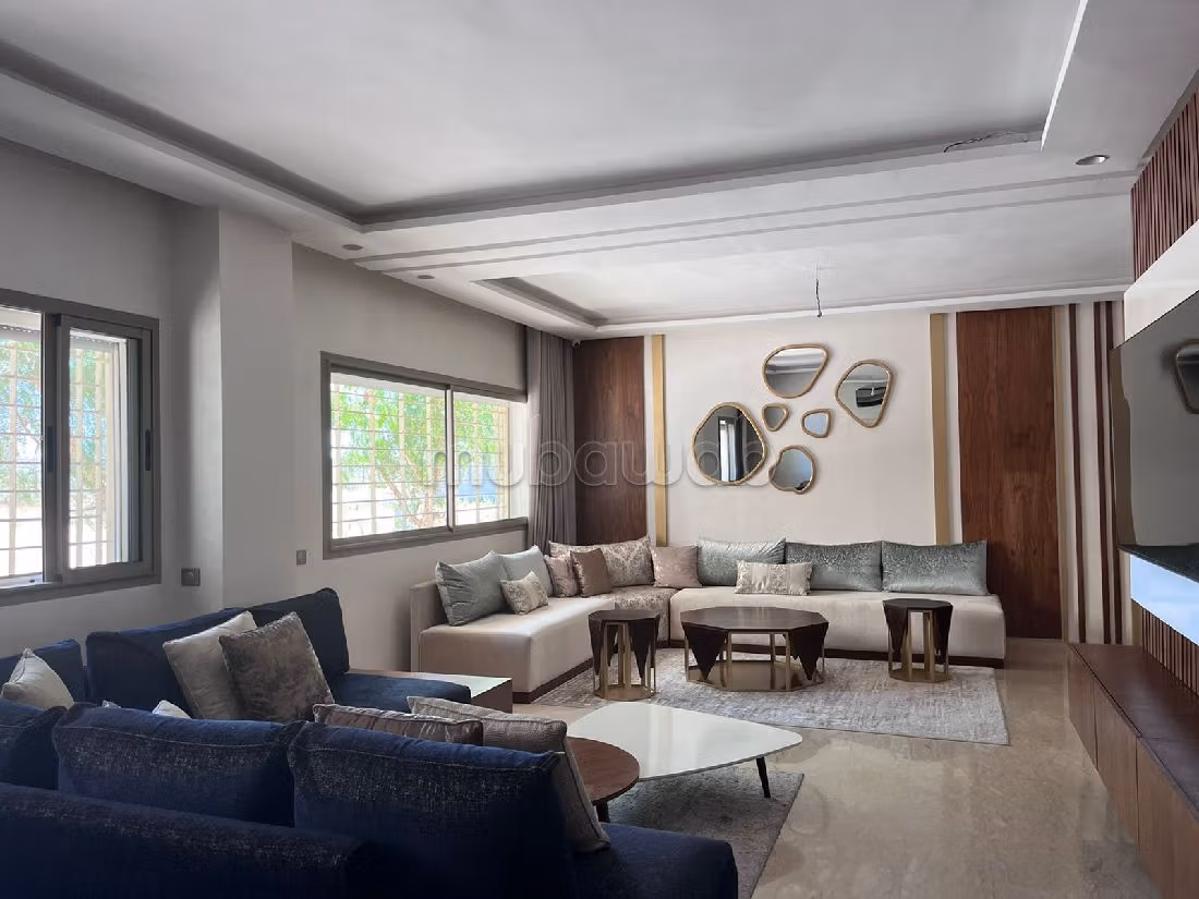 Huurappartementen beschikbaar in Victoria. 3 Ruimtes. Gemeubileerd. 