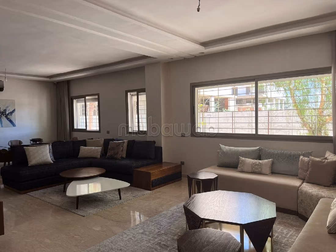 Huurappartementen beschikbaar in Victoria. 3 Ruimtes. Gemeubileerd. 