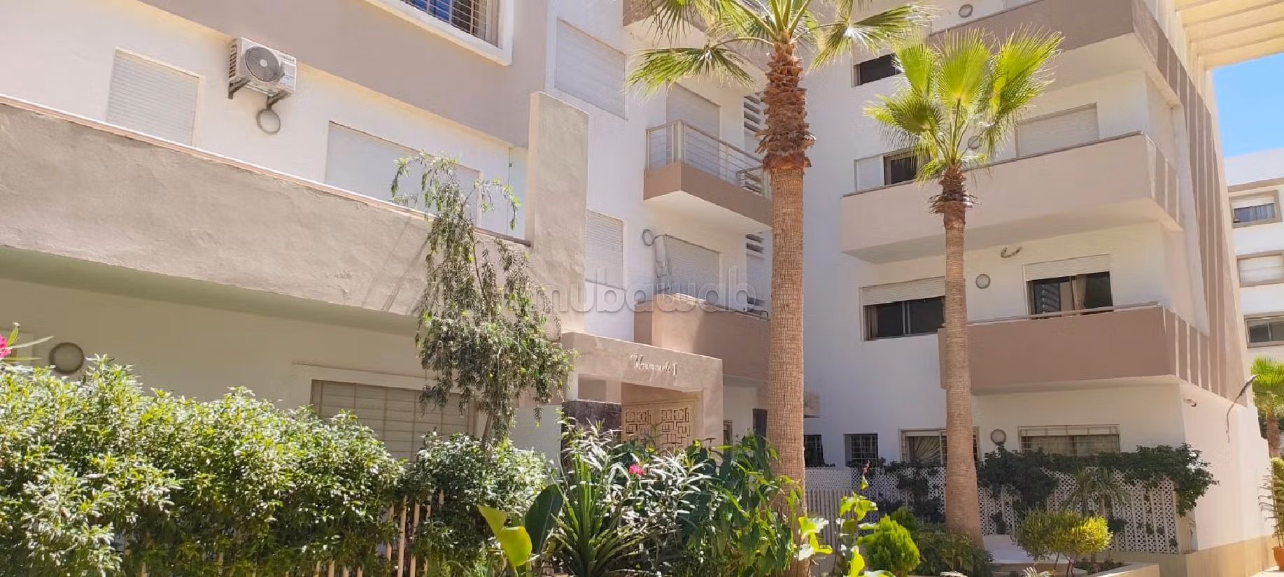 Huurappartementen beschikbaar in Victoria. 3 Ruimtes. Gemeubileerd. 