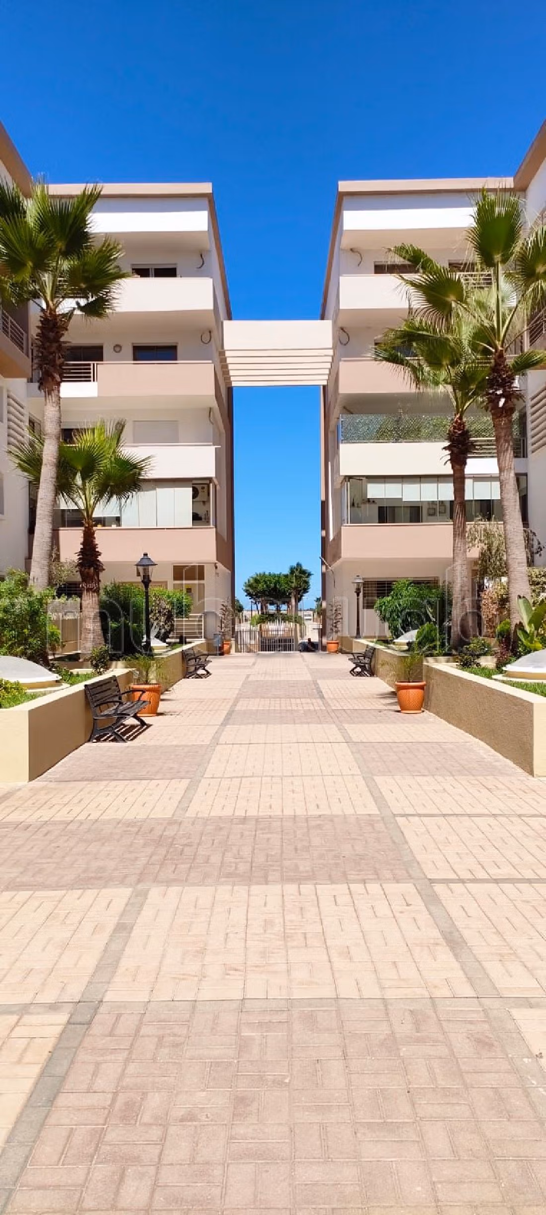 Huurappartementen beschikbaar in Victoria. 3 Ruimtes. Gemeubileerd. 